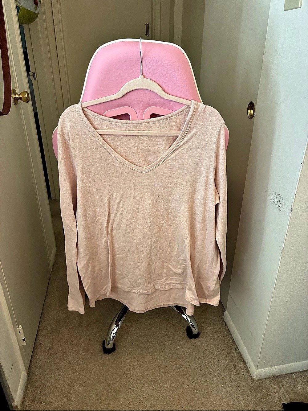 American Eagle Long Sleeve V-Neck in Pink Size XXL